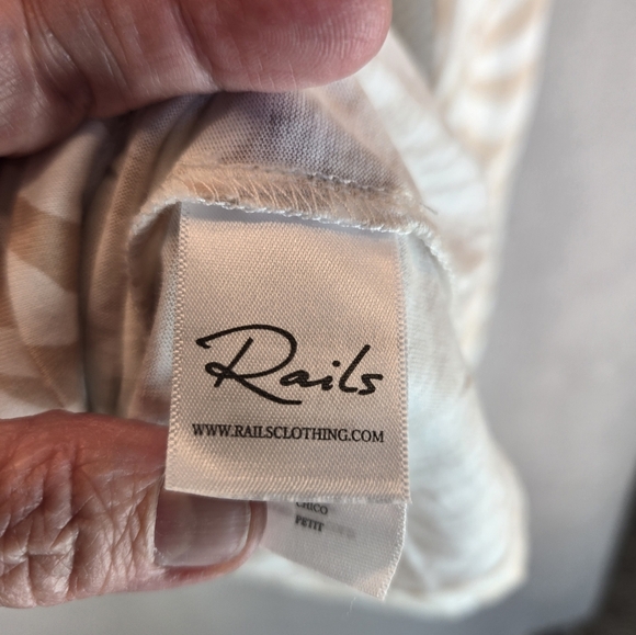 Rails Womens sz S The Sami Long Sleeve V-Neck T-Shirt Tan Abstract Tiger Print - Picture 7 of 15